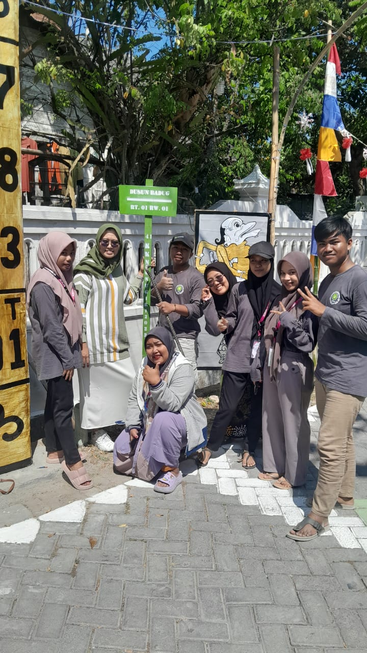 Bersatu, KKN 41 Unugiri didampingi Perangkat desa Pasang Plang Petunjuk Arah RT Sumuragung